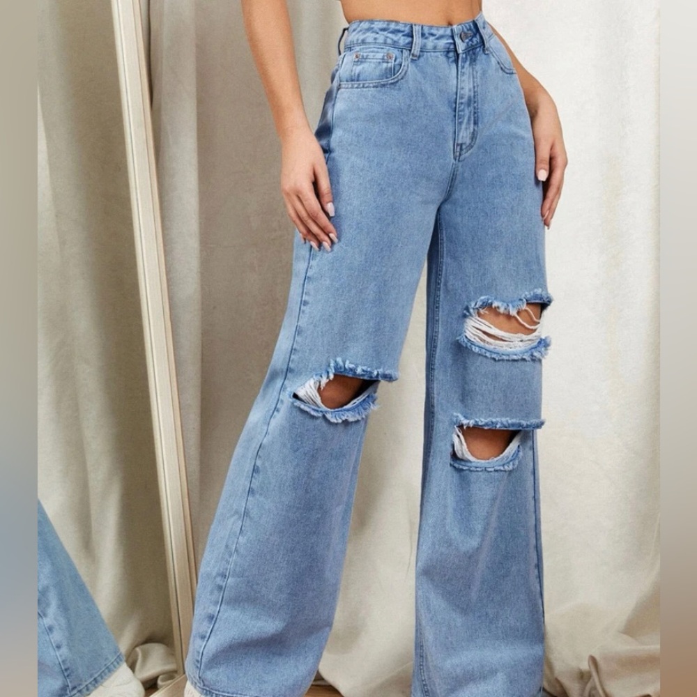 This is a cute baggy jeans, brand new from Shein!